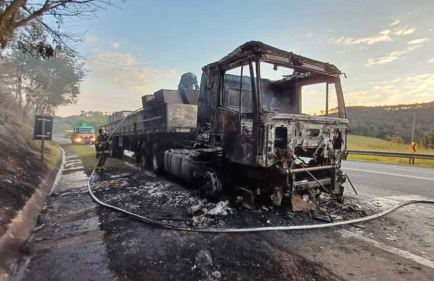 Pane em carreta gera grande incêndio na Itapira/Jacutinga