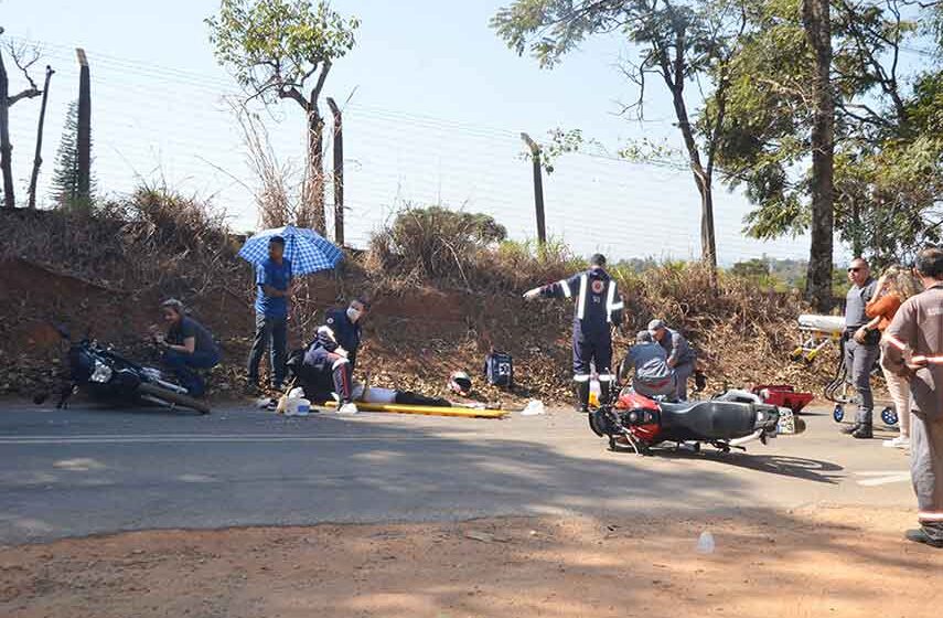 Quatro ficam feridos em colisão de motos na vicinal