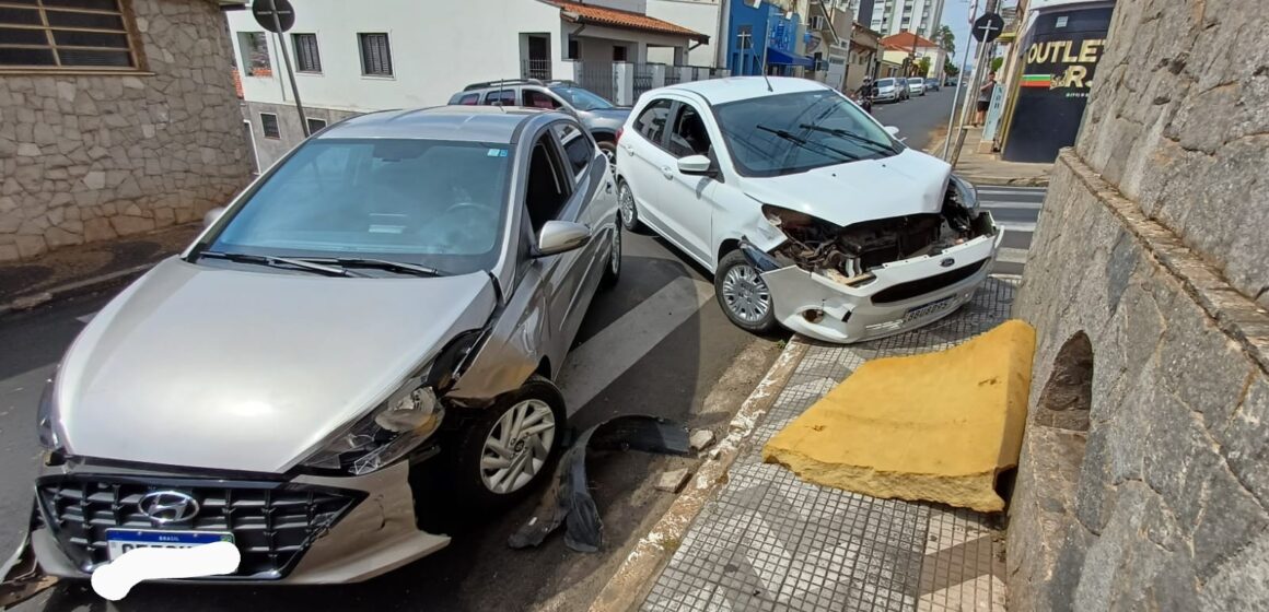 Ká e HB20 colidem em cruzamento no Centro