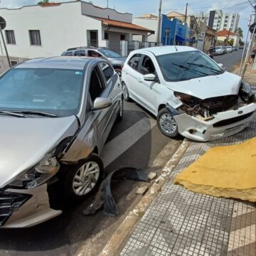 Ká e HB20 colidem em cruzamento no Centro