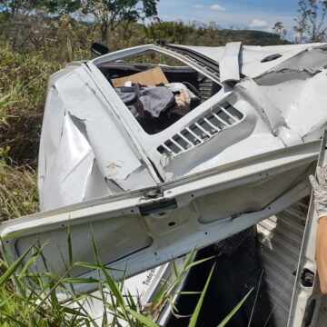 Kombi capota na Itapira/Amparo e duas pessoas ficam feridas