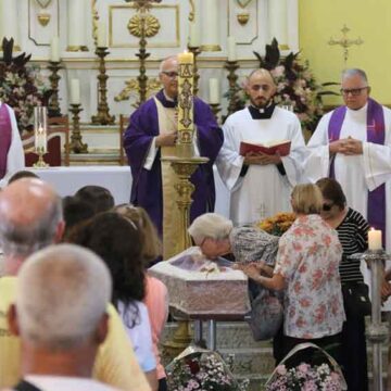 Fiéis se despedem do primeiro pároco da São Benedito