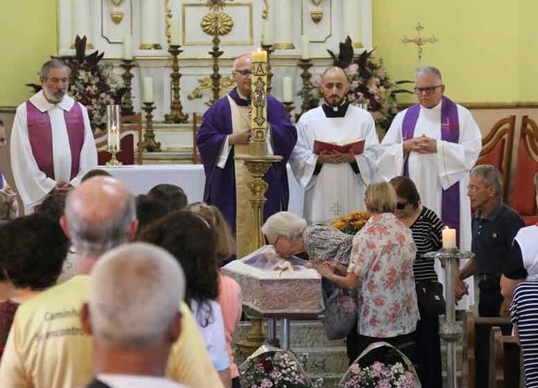 Fiéis se despedem do primeiro pároco da São Benedito