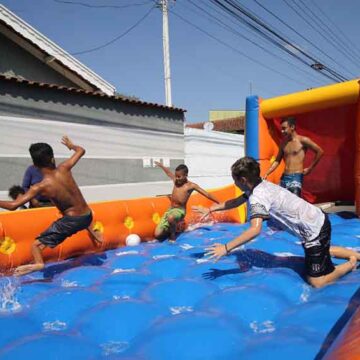 Família Bonelli “refresca” domingo da criançada com muita diversão