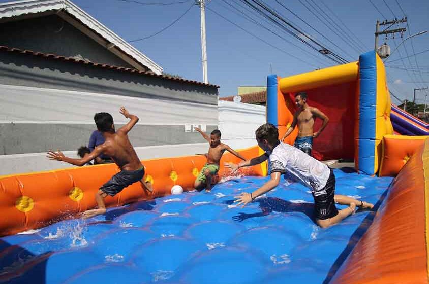 Família Bonelli “refresca” domingo da criançada com muita diversão