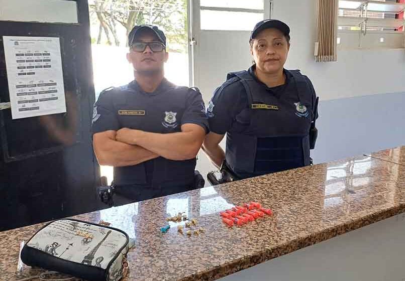 GCM surpreende mulher no Nosso Teto com cocaína e crack