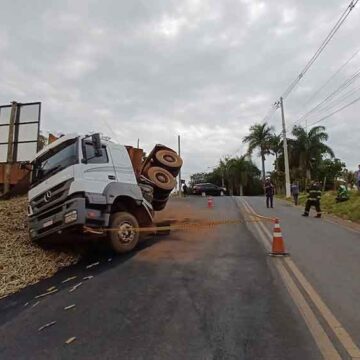 Carreta bitrem tomba na vicinal Itapira/Mogi