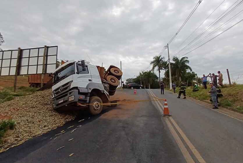 Carreta bitrem tomba na vicinal Itapira/Mogi