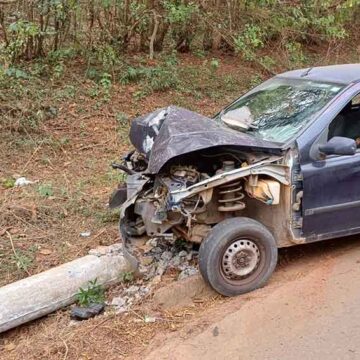 Pálio colide e derruba poste na Virgolino de Oliveira