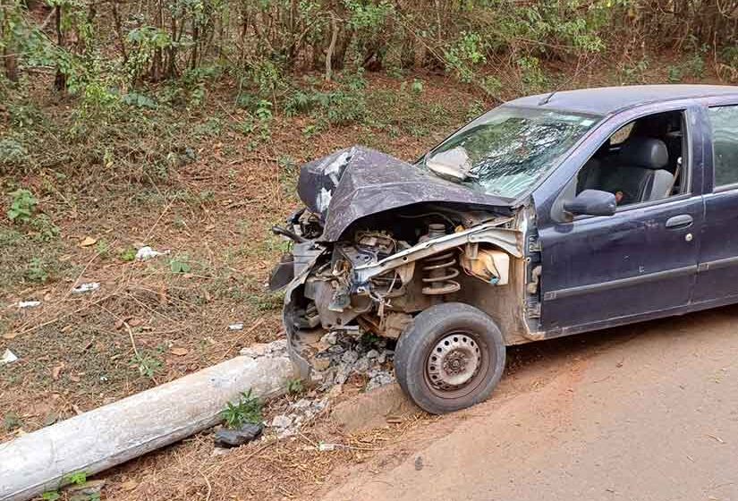 Pálio colide e derruba poste na Virgolino de Oliveira