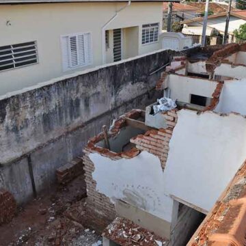 Imóvel abandonado no Boa Vista está com demolição acelerada