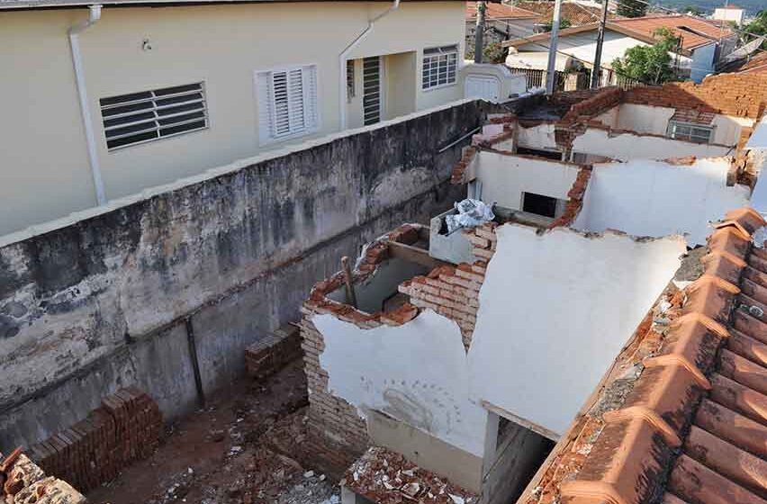 Imóvel abandonado no Boa Vista está com demolição acelerada