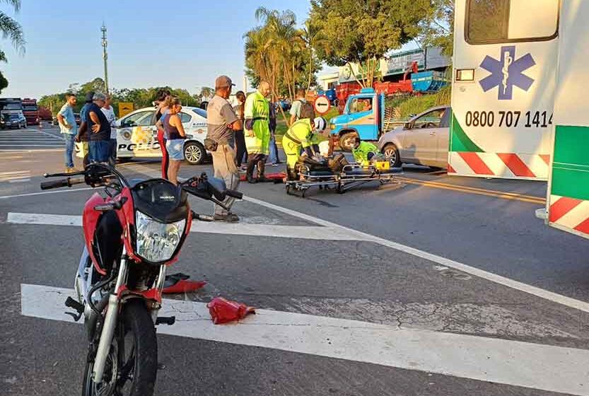 Motociclista fica ferido após colisão com Gol na Sp-352