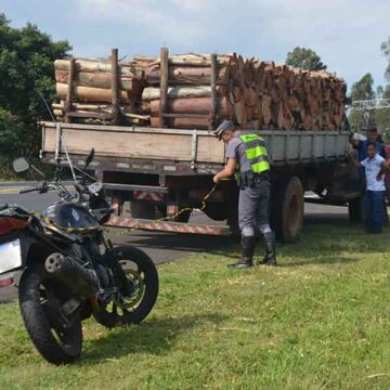 Motociclista colide contra caminhão e perde a vida na SP-147