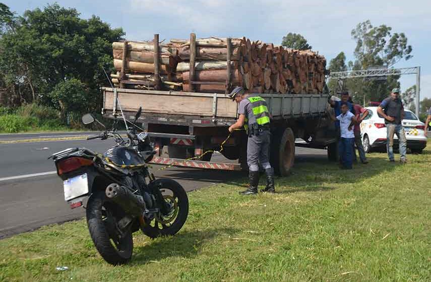 Motociclista colide contra caminhão e perde a vida na SP-147