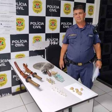 GCM detém dupla com espadas, arma e drogas