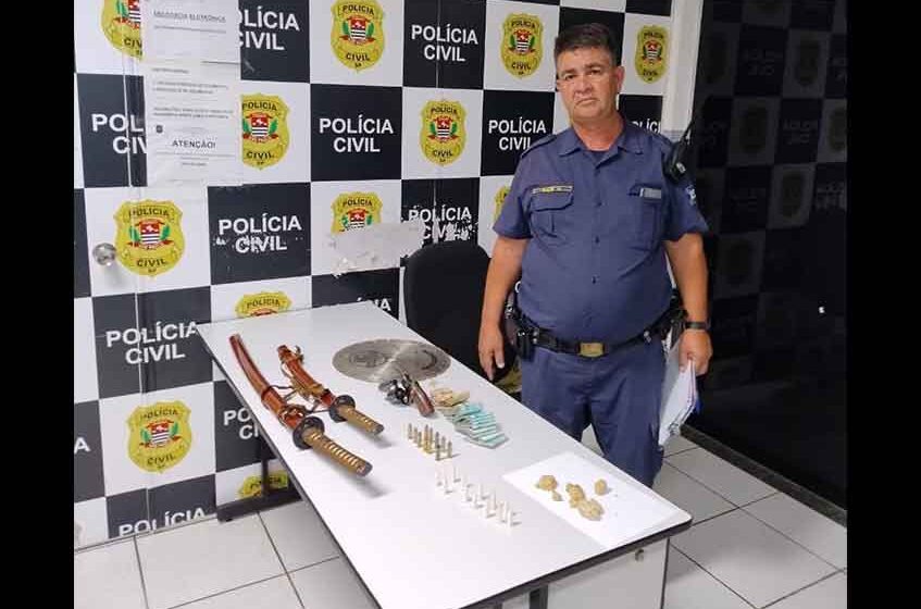 GCM detém dupla com espadas, arma e drogas