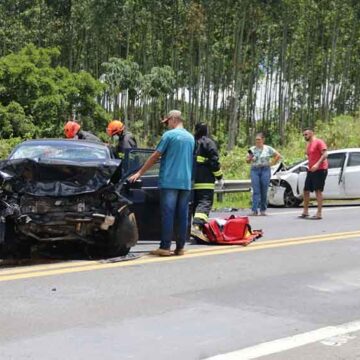 Quatro ficam feridos após colisão de Gol e Civic na Itapira Jacutinga