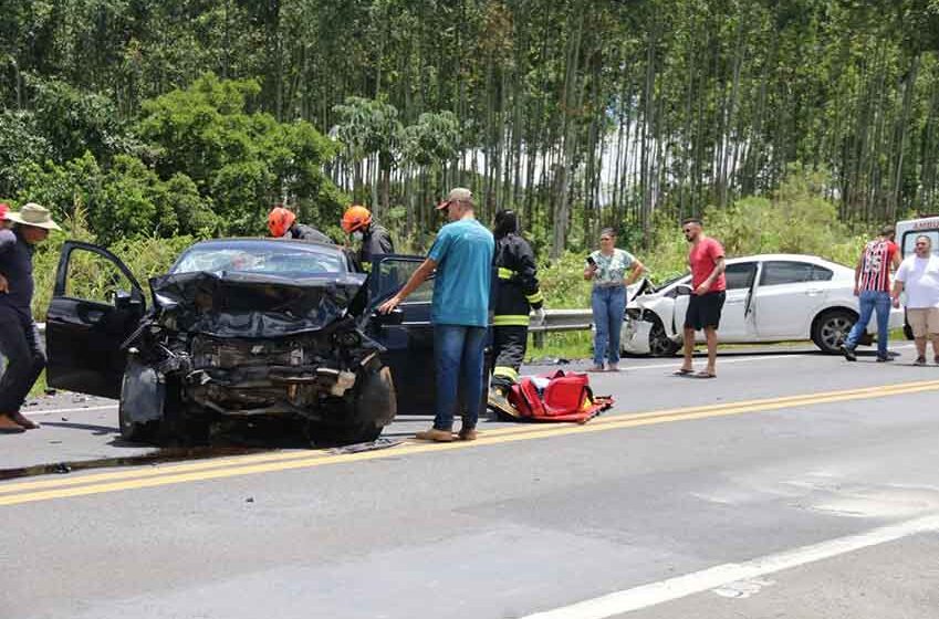 Quatro ficam feridos após colisão de Gol e Civic na Itapira Jacutinga