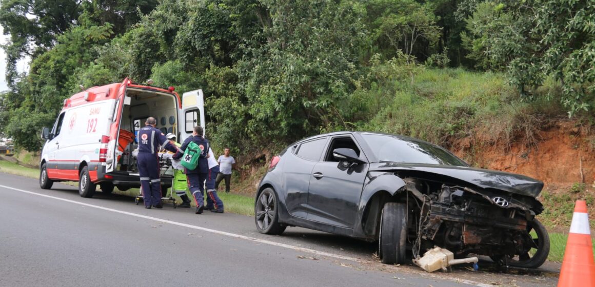 Veloster colide contra barranco na Sp-147