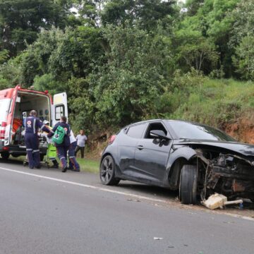 Veloster colide contra barranco na Sp-147