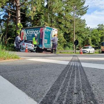 Caminhão e carro colidem na entrada de Eleutério