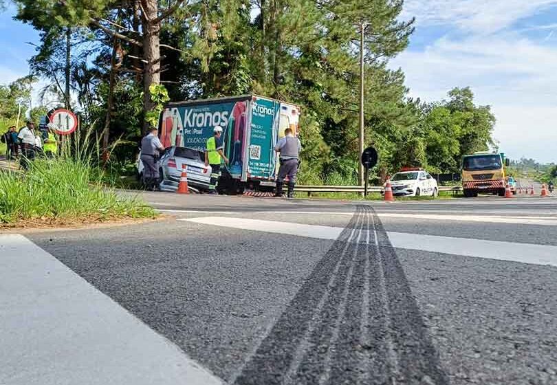 Caminhão e carro colidem na entrada de Eleutério