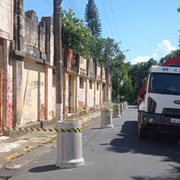 Rua na região central é interditada devido à risco de colapso em prédio