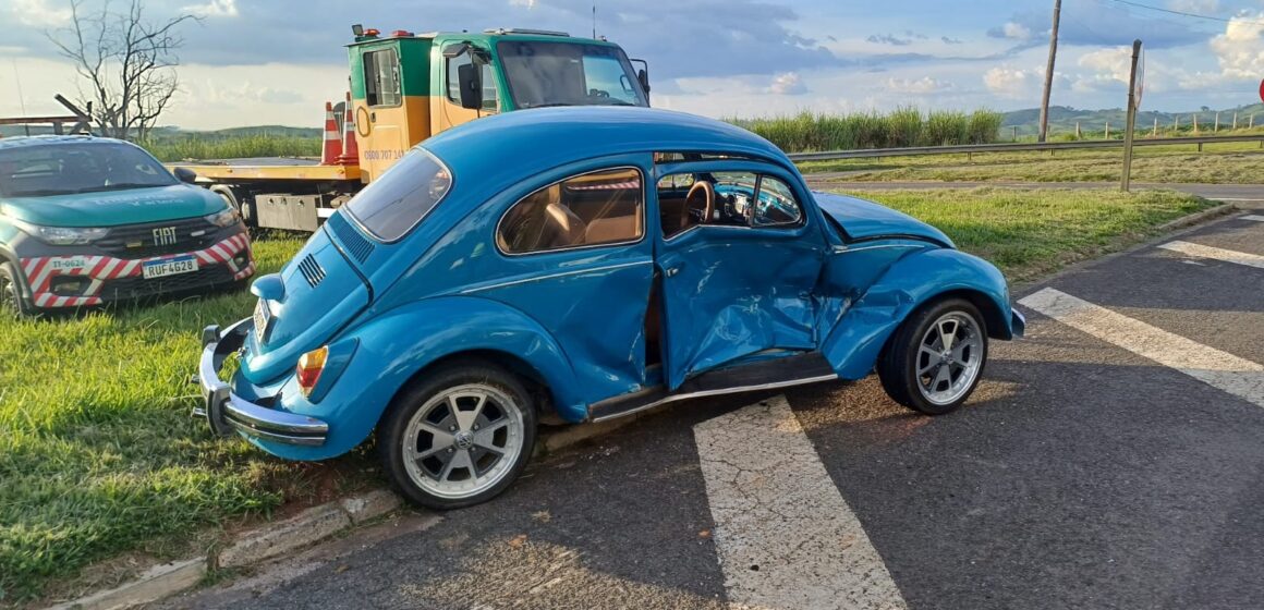 Fusca e Ecosport colidem no trevo da Usina