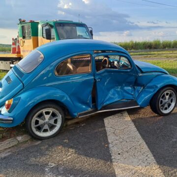 Fusca e Ecosport colidem no trevo da Usina