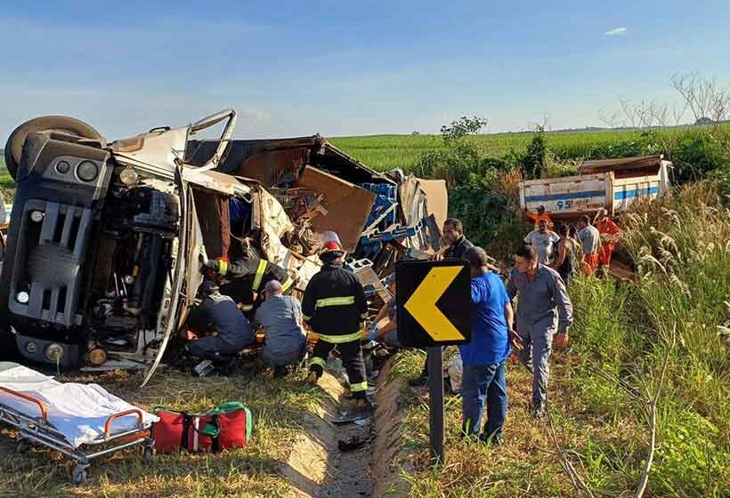 Caminhão tomba na Itapira/Guaçu e motorista fica ferido