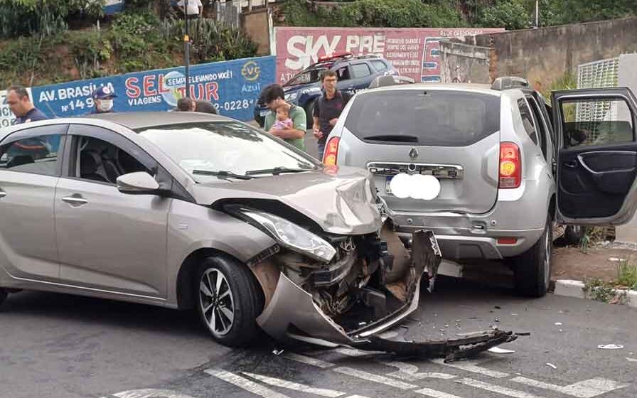 Duster “roleta” cruzamento na Rua XV e colide contra HB20