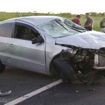 Gol capota na Itapira/Jacutinga após colidir contra carreta