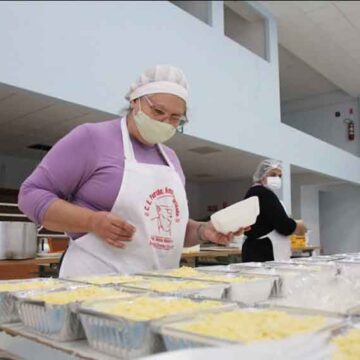 Núcleo Espírita prepara bacalhau e lasanhas para a Sexta-Feira Santa