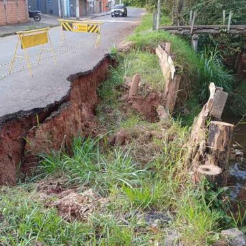 Avenida está sendo “engolida” por córrego no Jardim Camboriú