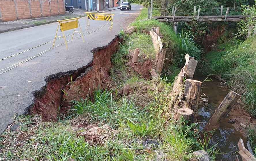 Avenida está sendo “engolida” por córrego no Jardim Camboriú