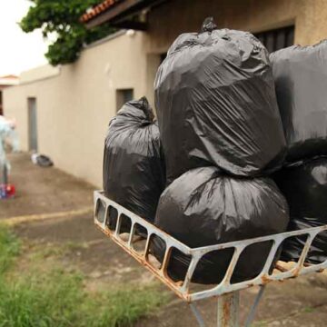 Lixo “acumula” reclamações pela falta de coleta em toda a cidade