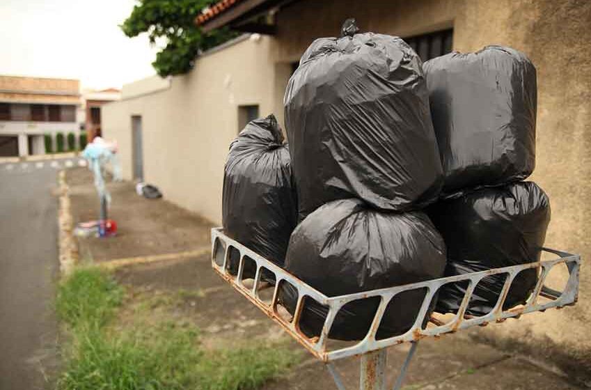 Lixo “acumula” reclamações pela falta de coleta em toda a cidade