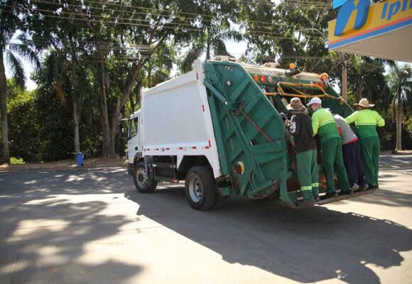Coleta do lixo é retomada no município após paralização