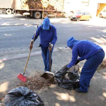 Colaboradores da “varrição de rua” estão tendo que guardar equipamentos em casa