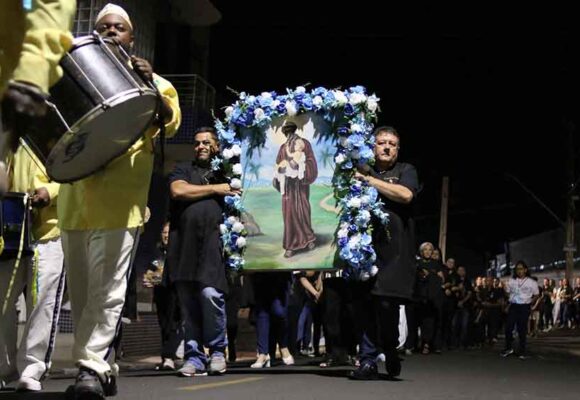 Procissão da Bandeira abre programação religiosa na Festa de São Benedito