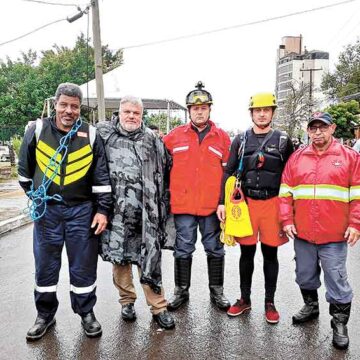 Ex-bombeiro voluntário foi até o sul para ajudar o povo gaúcho