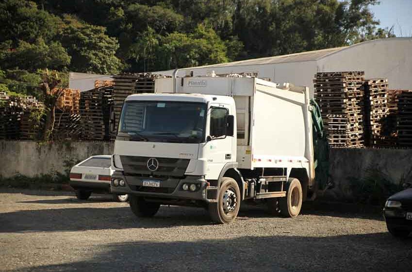 Falta de condições de trabalho paralisam coleta do lixo em Itapira