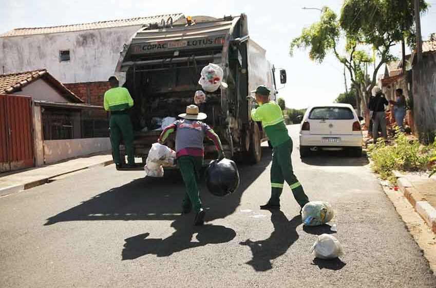 Pagamentos são efetuados e coleta do lixo é retomada