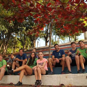 Professores transformam pista de atletismo com plantio de árvores