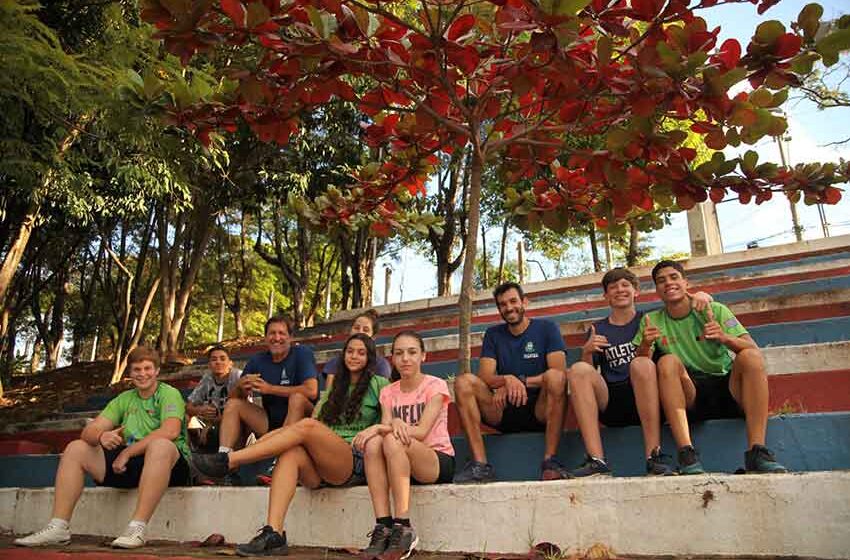 Professores transformam pista de atletismo com plantio de árvores