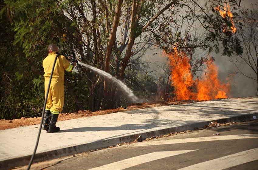 Fogo em área urbana intensifica efeitos do clima seco