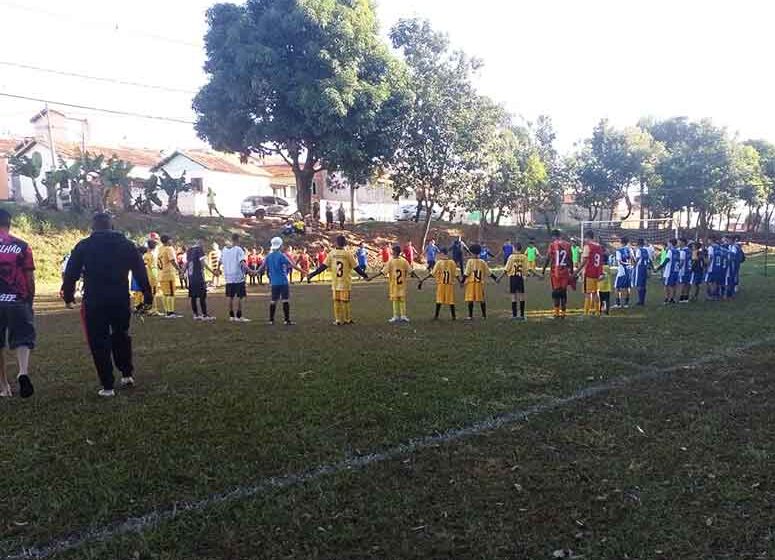 80 crianças participam do 1º torneio de futebol do Soares F.C.