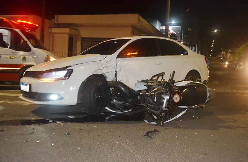 Motociclista fica ferido após colisão em cruzamento da 24 de Outubro