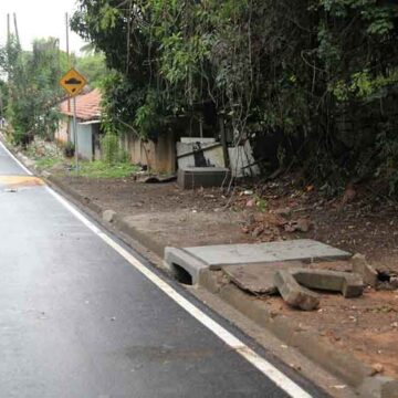 Casa é invadida por água e moradora diz que prefeitura tampou manilha